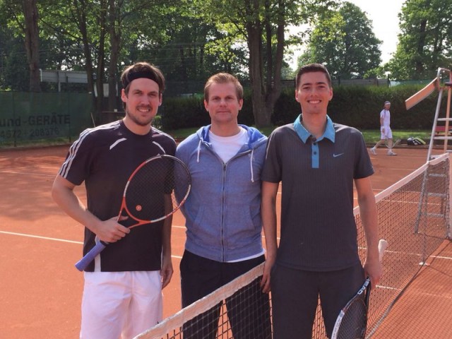 Tolles Tennis mit sehenswerten Ballwechseln gab es für die Besucher in einem Showkampf zwischen Michael Heussen und unserer Nummer 2 der 1. Herren, Marcus Harder-Otto  zu sehen. Als Schiedsrichter fungierte Jan Schröder (in der Mitte).