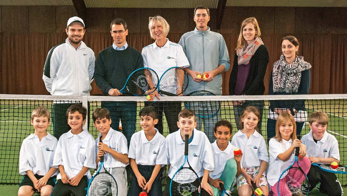 Grundschüler und Lehrer der GGS Max-Halbe-Straße mit Trainern des TC Rot-Weiss Düsseldorf, der Universiade-Silbermedaillen-Gewinnerin im Tennis Cornelia Jamin und SMS-Projektleiter Prof. Dr. Karsten Müssig